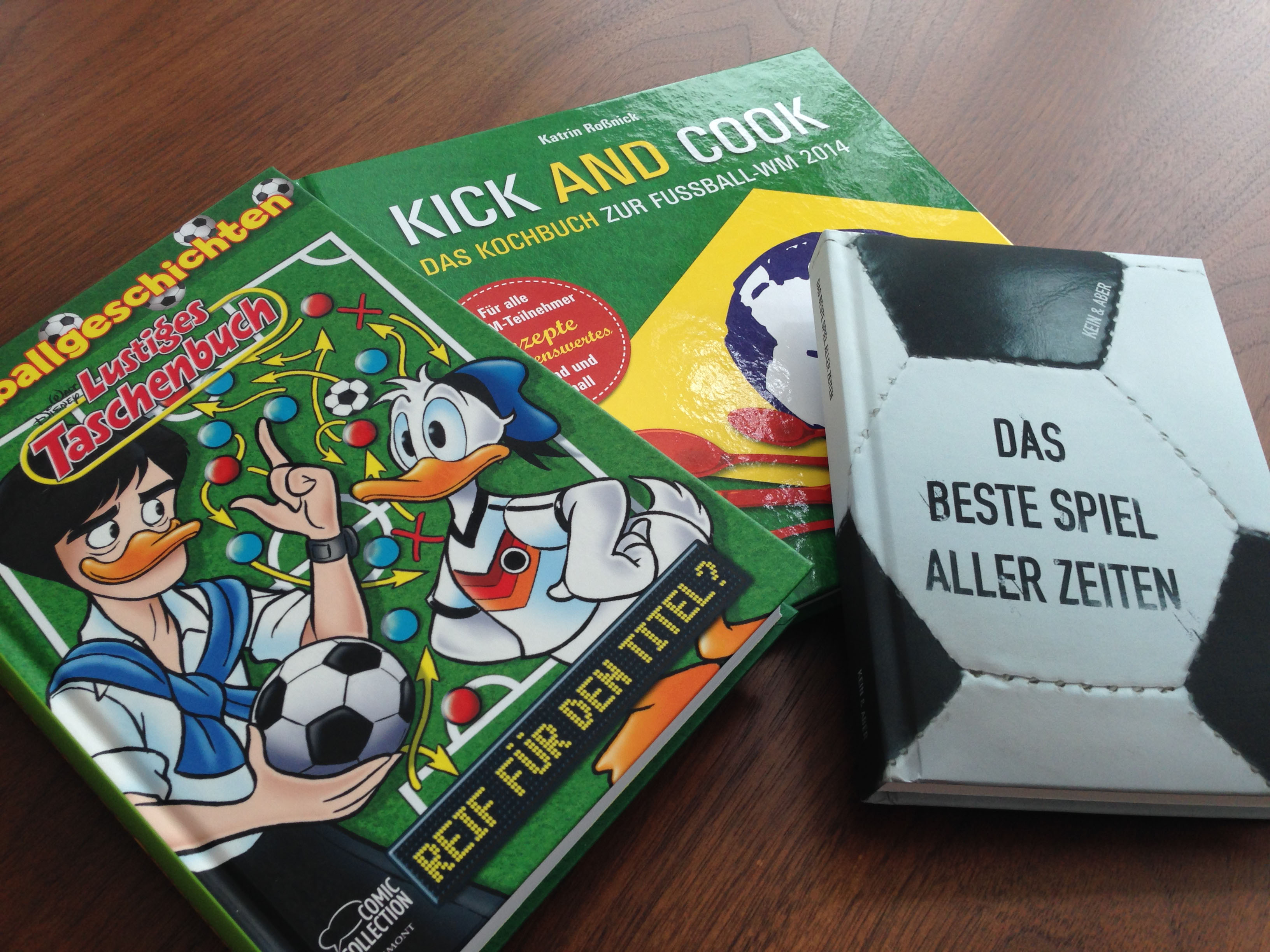 Drei Cover von Büchern zur WM