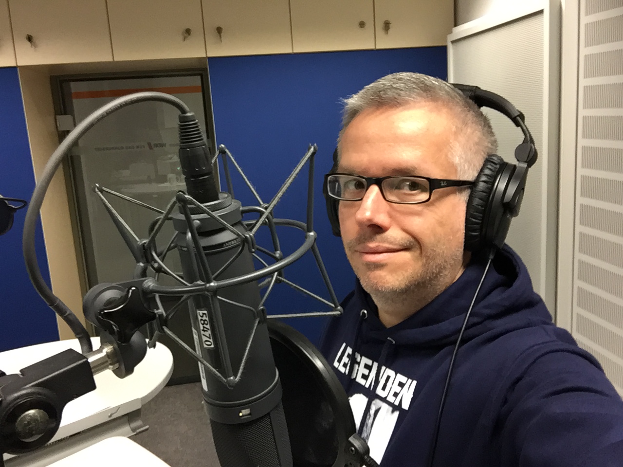 Christian Beisenherz im Radiostudio am Mikrofon